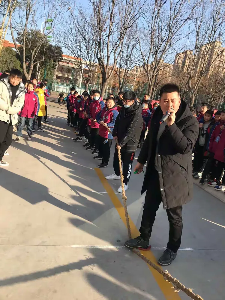 一根绳 一条心 济源一中附属初中举行冬季拔河比赛