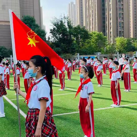 喜迎二十大  争做好队员——郾城区第二实验小学开展少先队入队仪式