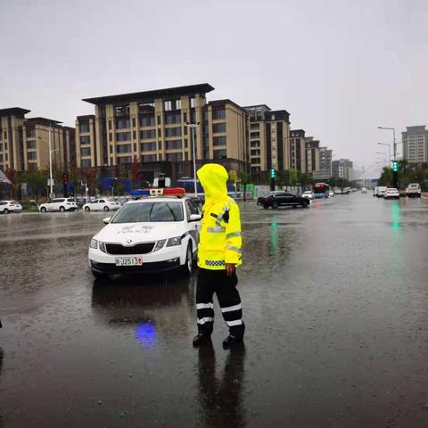 新区交警雨中坚守“护学岗”为学生撑起“平安伞”