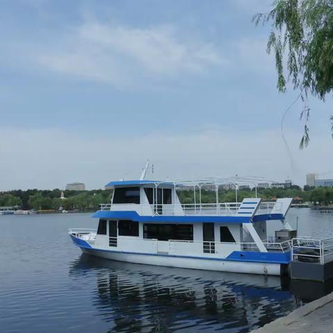 今天是父亲节，儿子带我去长春南湖玩了一天，中午儿子领我去饭店吃了一顿，过了一个快乐的父亲节。