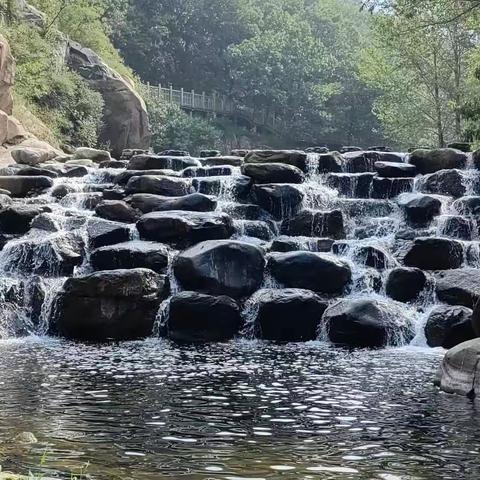 彩石溪听水赏石