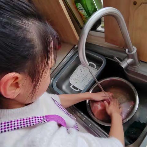 大家好！我是池阳小学四年级1班贺雨熙，正在参加池阳小学微实践“微家务”活动.我参与，我快乐！