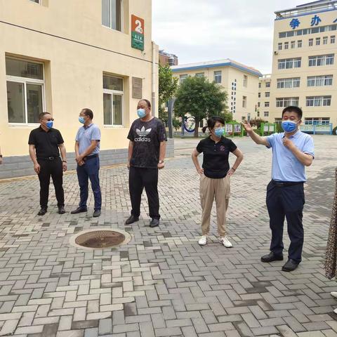 区教委三级调研员张冠军一行到首师附密云中学检查指导疫情防控工作