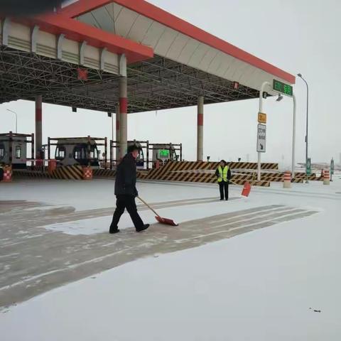 低窝铺站除积雪 “齐心协力保畅通”