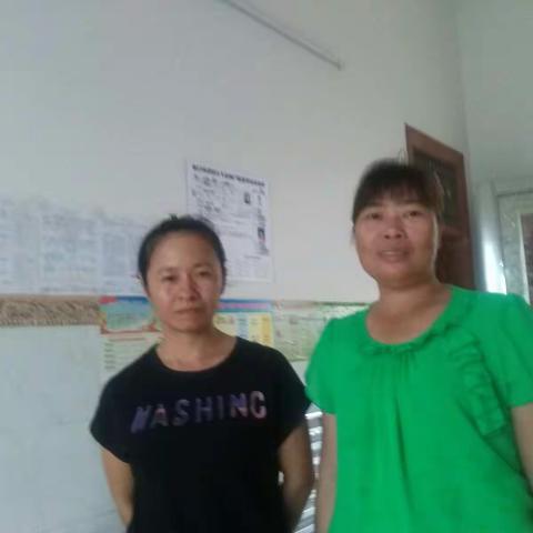 清泉村委会计生员走村串户宣传健康扶贫知识