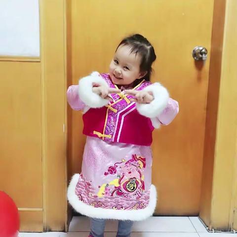 苗一班萌娃秀春节之新衣秀