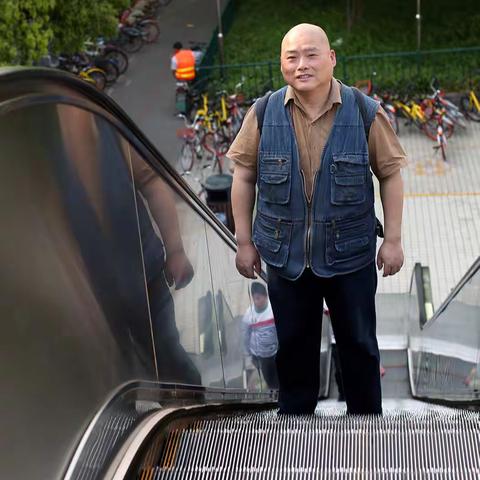 纪实：上海地铁奇人“胖老师”