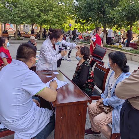 伊犁州妇幼保健院眼科开展2023年全国“爱眼日”系列活动