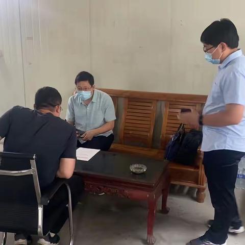 凤城街道陪同区应急局监察大队到企业执法检查