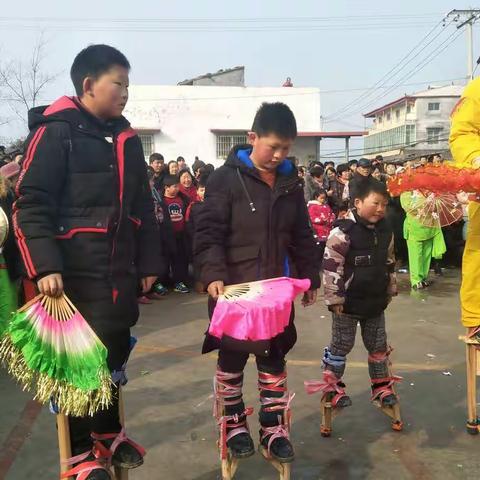 西平县专探乡水泉汪村元宵节文艺汇演深受群众欢迎