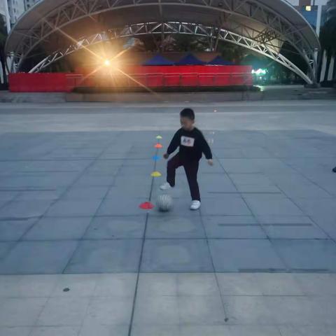 早起的娃练习足球2023.01.05