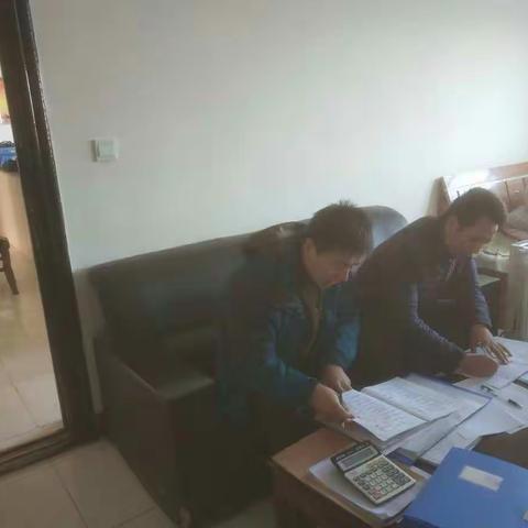 12月10日，组织部的同志来商家磨村完善帮扶资料，查看产业情况即帮贫困户打扫卫生。