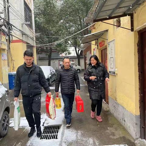 郾城区道路运输服务中心节前慰问退休职工