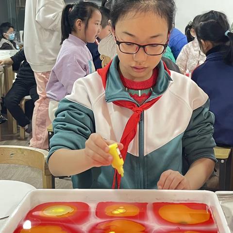 水拓团扇画——体验非遗魅力