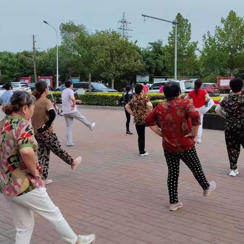 七律.无瑕街道办公楼前广场健身操