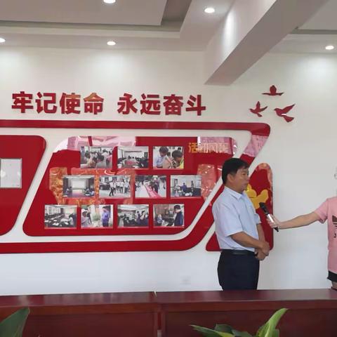 市电视台记者采访华龙区区直机关优秀党员代表