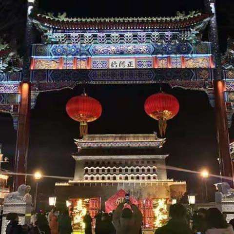 正月初八夜幕下的前门大街