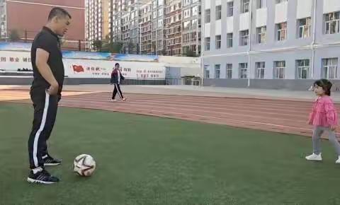 足球小游戏——亲子游戏⚽家长张开双脚左右移动，小朋友将球踢进移动球门，提升专注能力。👍👍👊