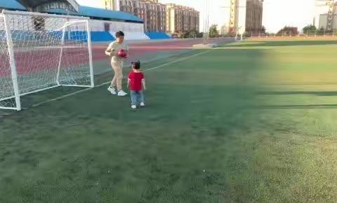 ⚽幼儿在足球运动练习过程中，需要完成各种跑动等。锻炼了幼儿的协调性和灵活性。nice✊✊👍