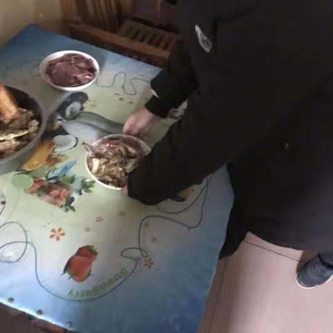 七（24）班李明阳寒假特色菜―洋葱炒大肠