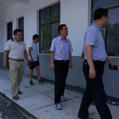 县委组织部常务副部长雷晓峰来到罗岭乡检查指导工作