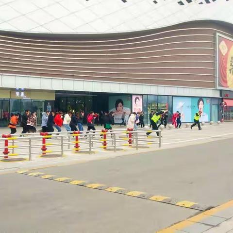 历城区举行万虹广场商业综合体火灾逃生应急疏散演练活动