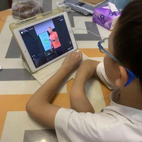 “少年急救官”训练营线上学习公益活动，紫微小学四（5）班的孩子们开启安全、自救知识学习之旅