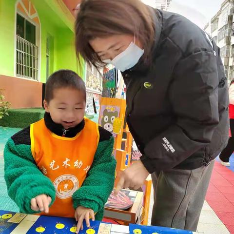 双语幼儿园“小小达芬奇”绘画展圆满成功，感谢家长给予孩子们的陪伴