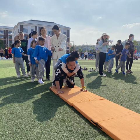 欢笑与艰难———记株洲市二中枫溪学校小学部（西校区）亲子运动会2105班活动剪影