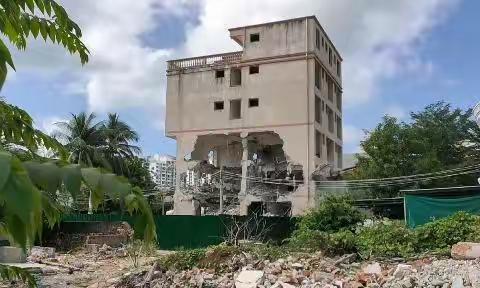 天涯区“双统筹”百日攻坚行动海坡芒果村棚改项目范围内征拆工作情况（11月17日共拆除房屋4栋）