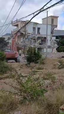 天涯区“双统筹”百日攻坚行动海坡芒果村棚改项目范围内征拆工作情况（11月29日共拆除2栋房屋）