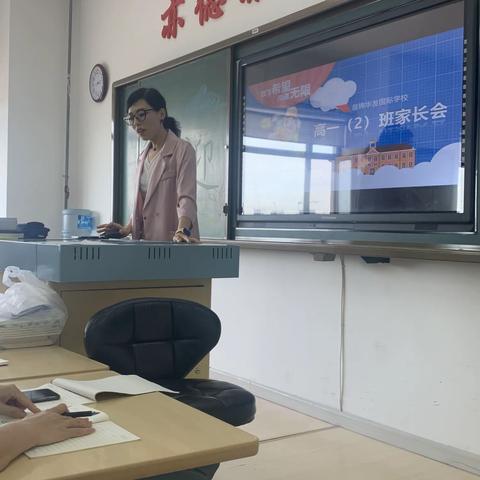 三尺讲台四季晴雨 滴滴汗水诚滋桃李芬芳！