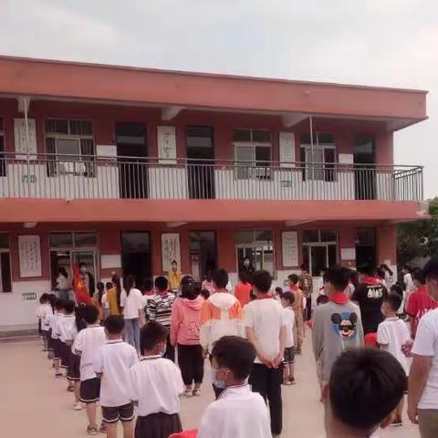 紫庄镇培英小学举行一年级新队员入队仪式
