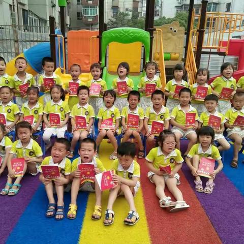 2017夏，我们毕业了，三年前我们来到这里，从爱哭爱发脾气的小男生小女生，变成了今天祖国的花朵。