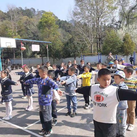 沐浴春风艳阳暖 ——东安小学一年（2）班 3月12日植树节主题活动