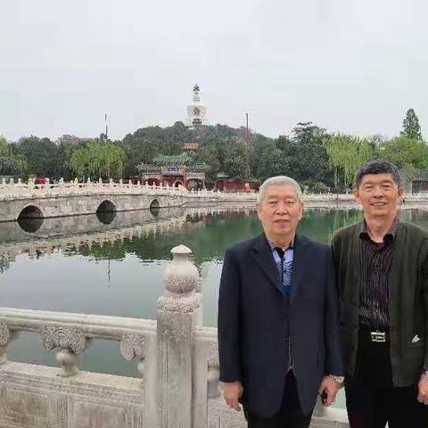 我和二弟雨后游景山北海公园