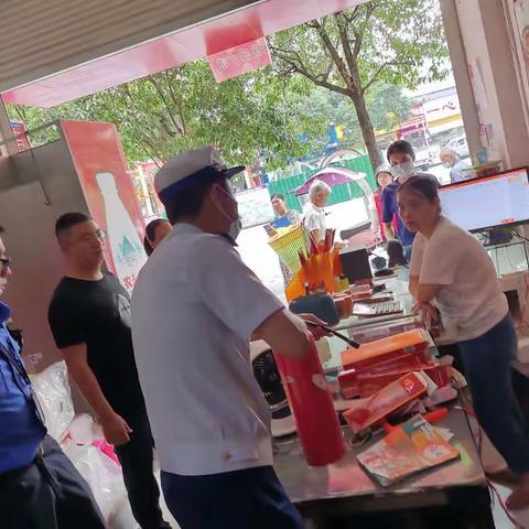龙泉街道联合县消防队对辖区“九小”场所和沿街门店开展消防安全检查