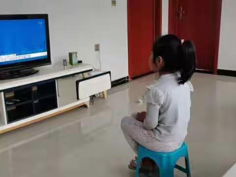 四十铺小学同学收看《中小学生家庭教育与网络安全》教育专题节目