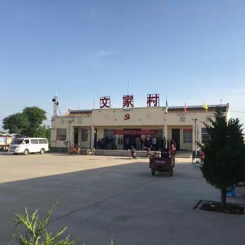 旬邑县中医医院，在文家村送医上门，连续两天为群众下乡提供体检服务。