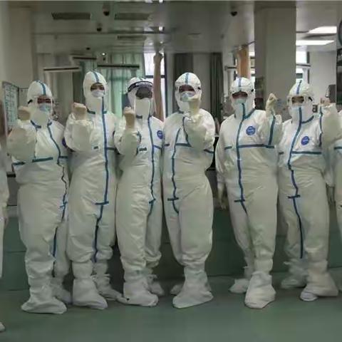 红领巾学校致敬医务家长们！