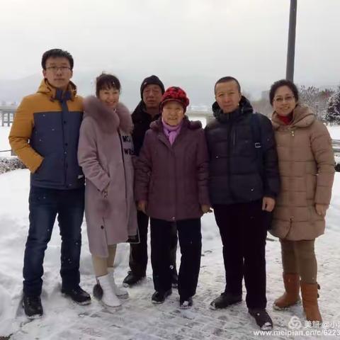 我们共享幸福.共享欢乐富庶属于我们家庭.亲情融化于美酒.共创美好未来
