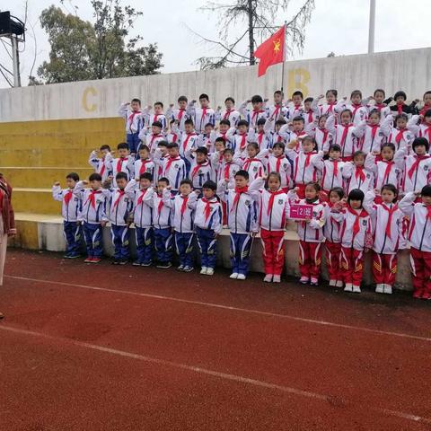 这一天，我们光荣地加入中国少年先锋队