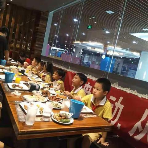 凯瑞小学一年级二班暑期少先队员活动——“光盘行动”拒绝浪费，从我们做起