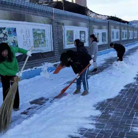 伊旗发改委党总支组织 “不忘初心，劳动光荣”主题党日义务扫雪活动