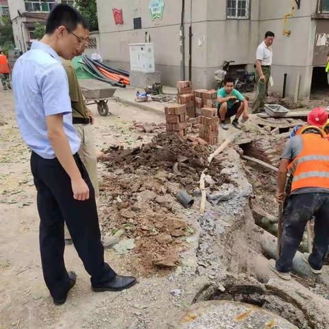 张店区和平街道办事处建设工程、城管、物业管理安全生产委员会对祥和社区老旧小区改造项目现场进行安全排查