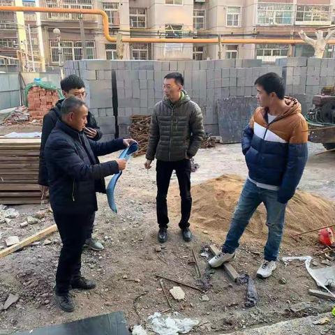 张店区和平街道办事处建设工程、城管、物业管理安全生产委员会对祥和社区党群服务中心项目现场进行安全排查