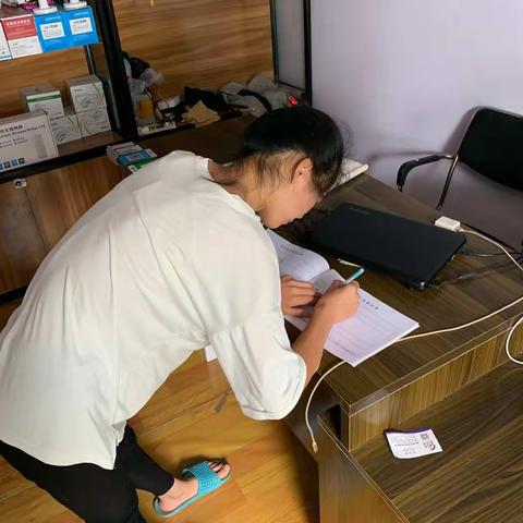 金水岸社区工作人员对金水岸社区楼下门头房进行安全检查