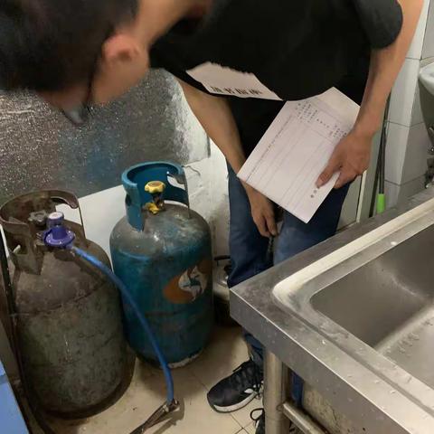[天桥泺口]金水岸社区工作人员检查辖区内餐饮单位燃气安全