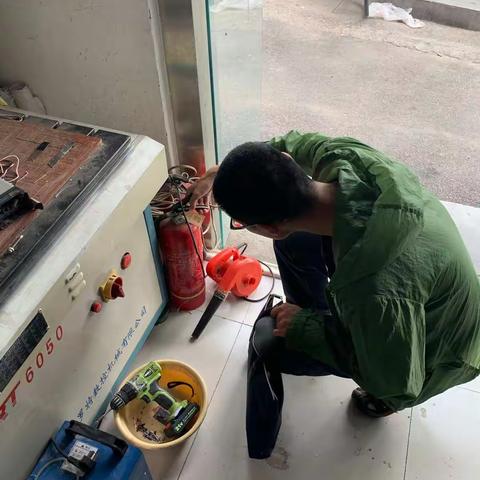 金水岸社区工作人员对小清河北路沿街门头进行检查