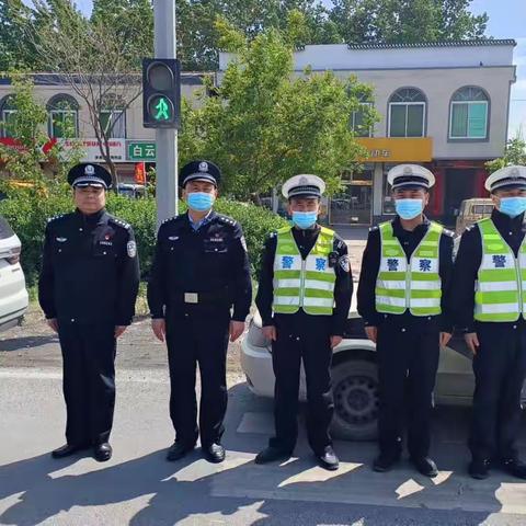 白云湖派出所联合交警中队开展道路交通安全及反诈宣传活动